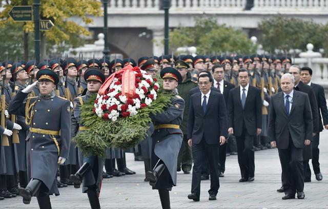 西方关注李克强访俄 称“鹬蚌相争中国得利”