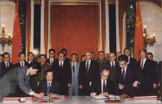 1991年，访苏的江泽民见证两国签约