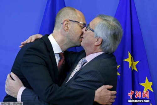 当地时间2015年12月7日,比利时布鲁塞尔,乌克兰总理亚采纽克造访欧盟委员会总部,欧盟委员会主席容克迎接,两人相拥贴面。
