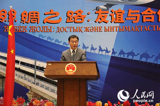 中国驻阿拉木图总领事张伟在招待会上致辞 人民网记者 谢亚宏摄