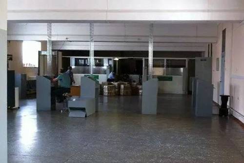 从2014年以来,俄罗斯卢布大幅贬值,当然商品也涨价,但是商品涨价永远追不上卢布贬值的速度。因此,向中国倒卖俄罗斯糖果的生意依然火爆。受到走私糖果的冲击,中俄两国正规贸易商已经无法继续合作。俄罗斯给中国采购商的价格比淘宝的价格都高。中国采购商开始与口岸的走私大户合作,糖果是实实在在的俄罗斯糖果,价格却比俄罗斯供应商的还便宜。