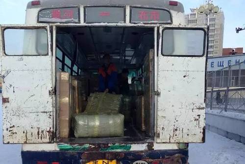 《俄罗斯经济评论》指出,俄罗斯边境海关对自用商品有明确规定:个人过境携带自用商品只要申报都有权过境。但是对自用商品的数量没有具体规定,更没有对自用商品严格的界定,俄海关人员只能根据具体的情况在现场判定。这就给许多走私人员带来可趁之机,走私者只要疏通好俄罗斯海关人员,就可以大量的携带“自用”商品。