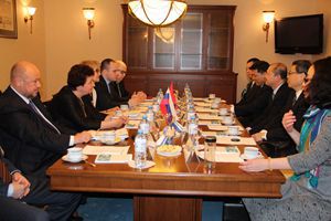 研讨会前，张通主任、李辉大使与俄审计署负责人举行会见，就进一步开展两署交流与合作深入交换意见。