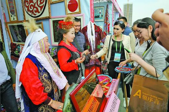 本报乌鲁木齐5月16日讯记者王亚芸报道：5月13日，来自东哈萨克斯坦州旅游、卫生、教育行业的40余名参加首届“丝绸之路”旅游研修交流哈萨克斯坦专题班的学员，举行中国新疆与哈萨克斯坦旅游交流合作座谈会，共同分享学习心得。