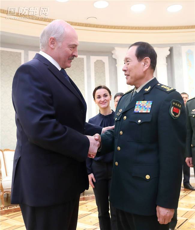 4月6日上午，白俄罗斯总统卢卡申科在明斯克总统府会见了到访的国务委员兼国防部长魏凤和。李晓伟摄