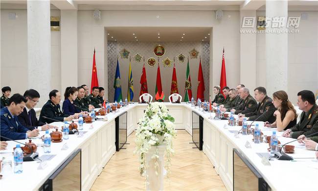 4月6日上午，国务委员兼国防部长魏凤和与白俄罗斯国防部长拉夫科夫举行正式会谈。李晓伟摄