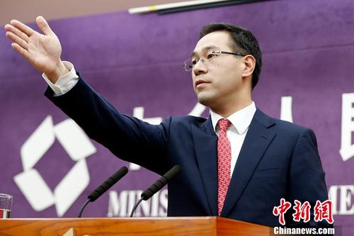 9月27日,中国商务部举行例行新闻发布会。商务部新闻发言人高峰在发布会上表示,美国一些政客的想法是荒谬的。霸凌主义、极限施压的做法,不会把中国吓倒,也不会把中国经济拖垮。相反,中国会把挑战转化为发展的动力,战胜暂时的困难,推动中国经济转型升级和高质量发展。<a target='_blank' href='http://www.chinanews.com/'>中新社</a>记者 李慧思 摄